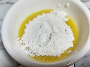 筛入低筋面粉，用手动打蛋器拌均匀，看不到面粉为止(拌的时候使用手动打蛋器呈Z字形状来回搅动，不要转圈搅拌，以免起筋。)