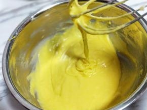 这样蛋黄糊就做好了，放在旁边备用。(面糊提起打蛋器轻松顺滑的滴落下去，且无干粉。)