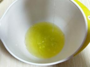 蛋白打发，往蛋白里加入柠檬汁(白醋也可以)
