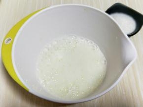 电动打蛋器将蛋白高速打发至呈现鱼眼泡时，加入三分之糖，继续高速打发，蛋清泡消失，细腻时再加入三分之一的糖，继续打发。