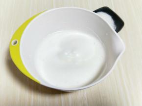 电动打蛋器高速打发，打至湿性发泡时加入最后的三分之一糖，，继续打发至蛋白出现细腻的纹路