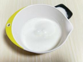 电动打蛋器高速打发，打至湿性发泡时加入最后的三分之一糖，，继续打发至蛋白出现细腻的纹路