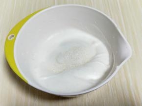剩下白砂糖全部加入。
