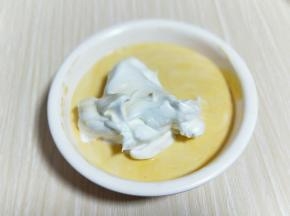 再取三分之一的蛋白霜加入蛋黄糊中，继续上面的手法，翻拌直至看不到蛋白霜。