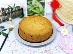 40分钟后戴上隔热手套，取出烤盘，垂直摔一下，震出热气。即可倒扣再烤网上，下面可以放两个碗，这样凉的比较快，彻底凉后再脱模。