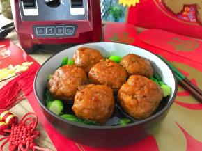 出锅放入铺了小青菜的盘中。