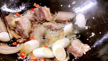 放入酱油，炒匀上色