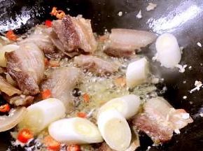 放入酱油，炒匀上色