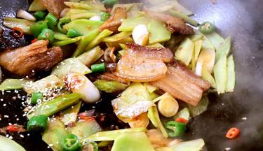 调入鸡精炒匀即可