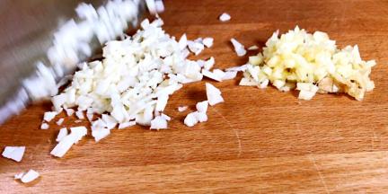 姜、蒜洗净切末，备用