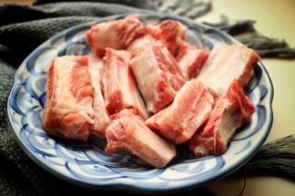 用了3根肋排约600克，买的时候让卖家帮忙斩成段。冷水浸泡一会洗净待用。