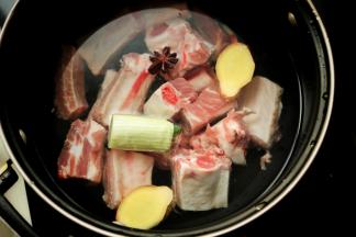 排骨冷水入锅，加入葱段姜片和一个八角，水开后撇去浮沫，再盖盖煮30分钟至排骨熟透。