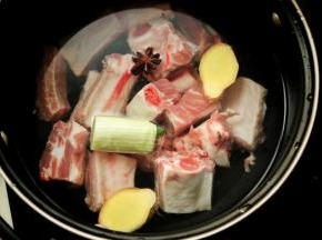 排骨冷水入锅，加入葱段姜片和一个八角，水开后撇去浮沫，再盖盖煮30分钟至排骨熟透。