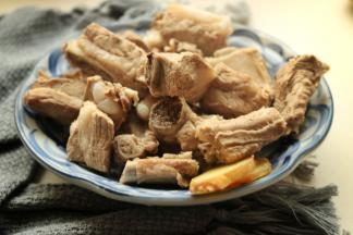 捞出排骨沥干水分，煮排骨的水不要扔掉，待会还要用到。