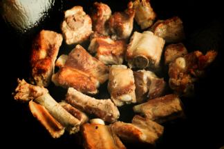 炒锅放入色拉油，花生油也可以，会更香，放入刚才沥干水分的排骨，煎至排骨表面变黄盛出待用。