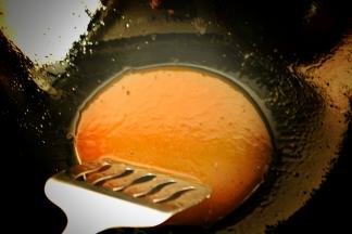 无需另起锅，煎过排骨的油锅放入25克冰糖，全程中火，冰糖受热会变成碎块，用铲子拍的更碎一些，继续加热会慢慢融化成液体，这时候一定要不停搅拌，就会变成琥珀色的焦糖液。