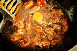 加入能没过排骨的热水，加入盐和生抽老抽。大火烧开后转小火盖盖炖半个小时。