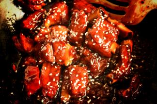 撒熟的白芝麻，好吃的糖醋小排就做好了。