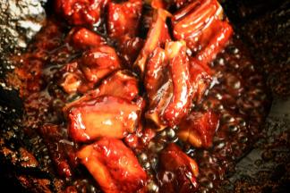 最后打开盖子转大火收汁至汤汁粘稠，颜色也变色红亮诱人。