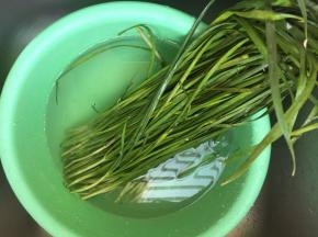 韭菜洗净再滤去水分（拿到阳台吹干）