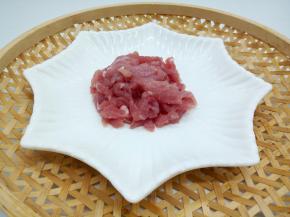 猪肉洗干净，切细丝