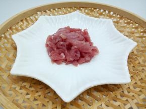 猪肉洗干净，切细丝