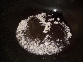 热锅凉油 下蒜泥炒香