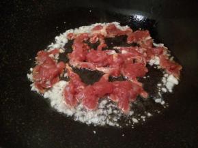 就腌制好的肉丝翻炒