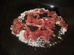 就腌制好的肉丝翻炒