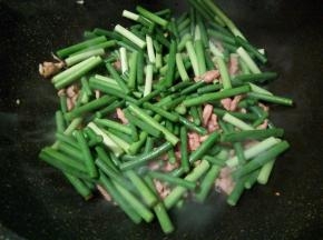 加入蒜薹翻炒