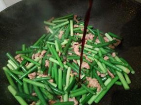 蒜薹8成熟时，加生抽一勺，盐少许