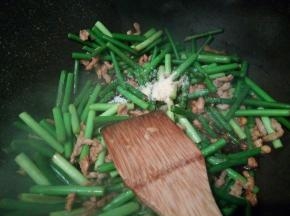 鸡粉少许，调味即可出锅。