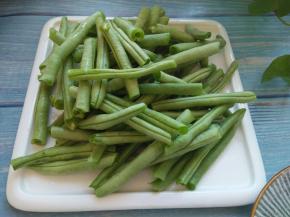 豆角洗净，掐掉两头，掰成小段。