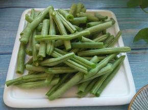 豆角洗净，掐掉两头，掰成小段。