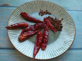 准备干红椒和麻椒。