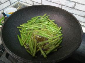 油热下豆角炒熟盛出备用，把多余的油倒出去，留底油。