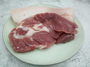 猪后腿肉，去皮，肥的地方加三分之一就可以
