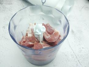 猪肉片放搅拌机【有耐心的可以手工剁】