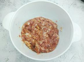 肉馅加生抽，细盐，蚝油，鸡粉少许，搅拌好以后，加芝麻油2勺再拌匀