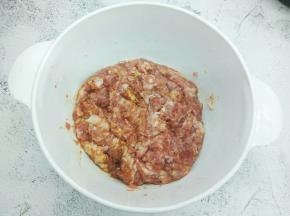 肉馅加生抽，细盐，蚝油，鸡粉少许，搅拌好以后，加芝麻油2勺再拌匀