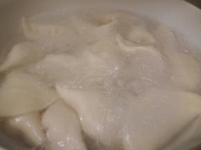 锅里放多一点水，水微开的时候，下饺子煮熟就可以了