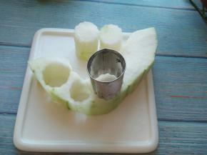 冬瓜用模具压出圆柱形。