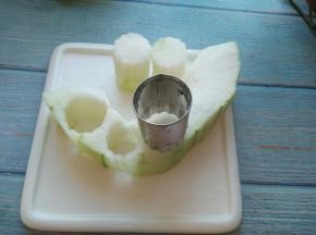 冬瓜用模具压出圆柱形。