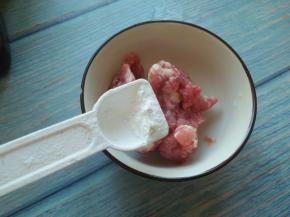 肉馅中放入淀粉