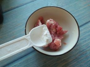 肉馅中放入淀粉