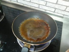 蒸完的冬瓜水倒在锅里，加生抽、盐、水淀粉，煮沸腾到在蒸熟的冬瓜上。