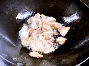 加入姜、蒜末和大葱段炒香