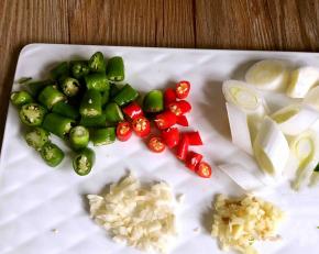 将所有配料，洗净切好备用