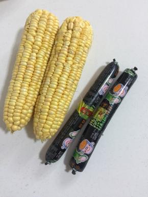 准备好所需的材料：甜玉米2根，火腿肠2根。