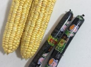 准备好所需的材料：甜玉米2根，火腿肠2根。
